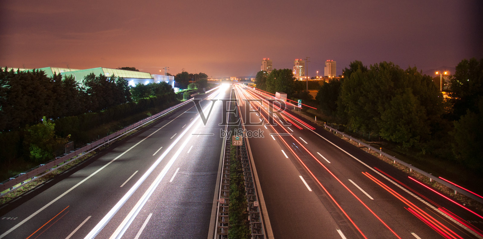 黄昏时分，街道映衬着天空照片摄影图片