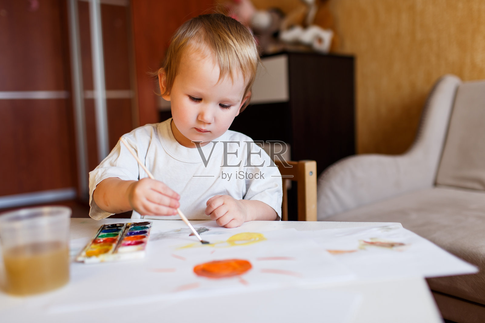 男孩用水彩画照片摄影图片