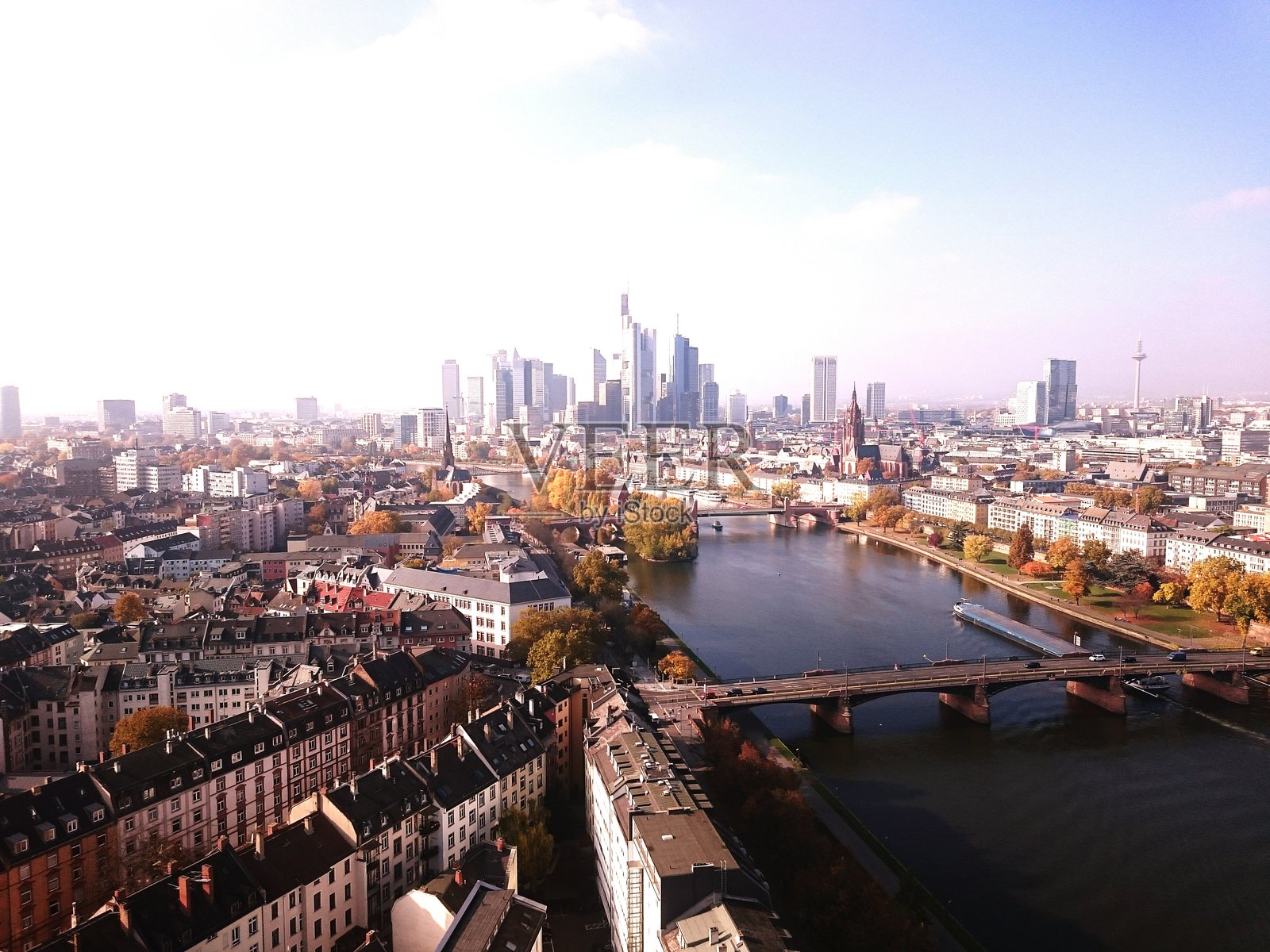 城市河上的桥对着天空的高角度视图照片摄影图片