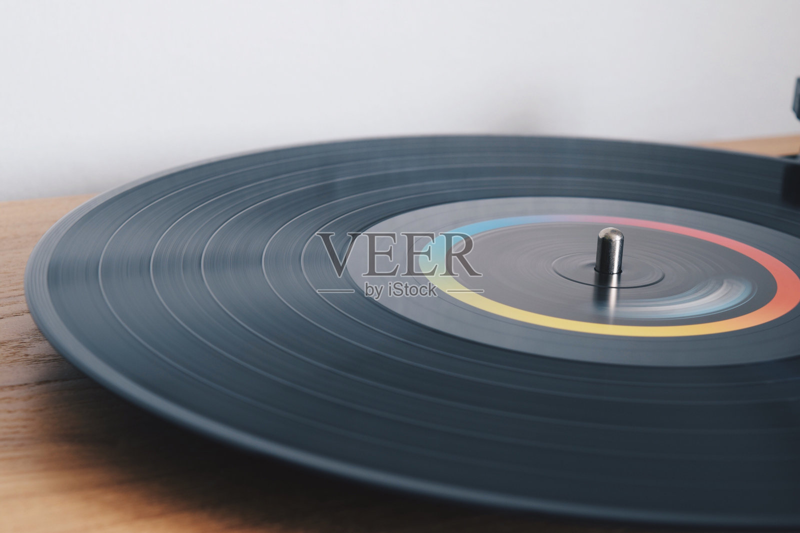 靠墙的桌子上记录的特写照片摄影图片