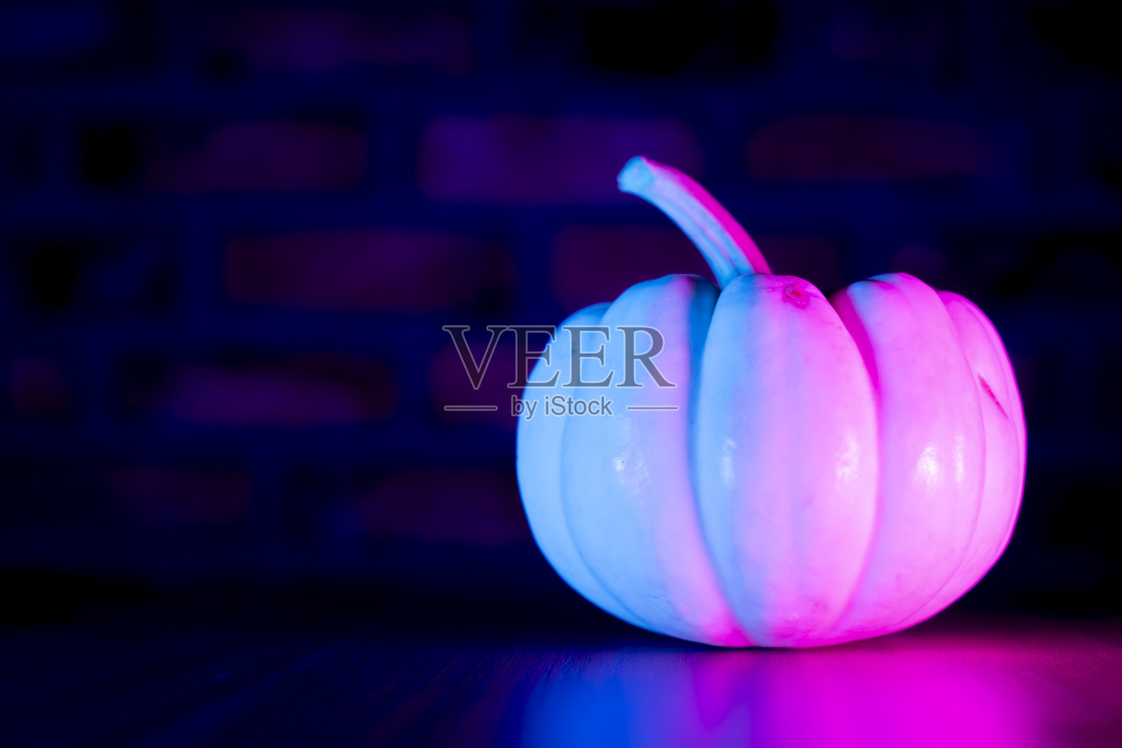 南瓜用霓虹灯照亮黑暗，装点万圣节照片摄影图片