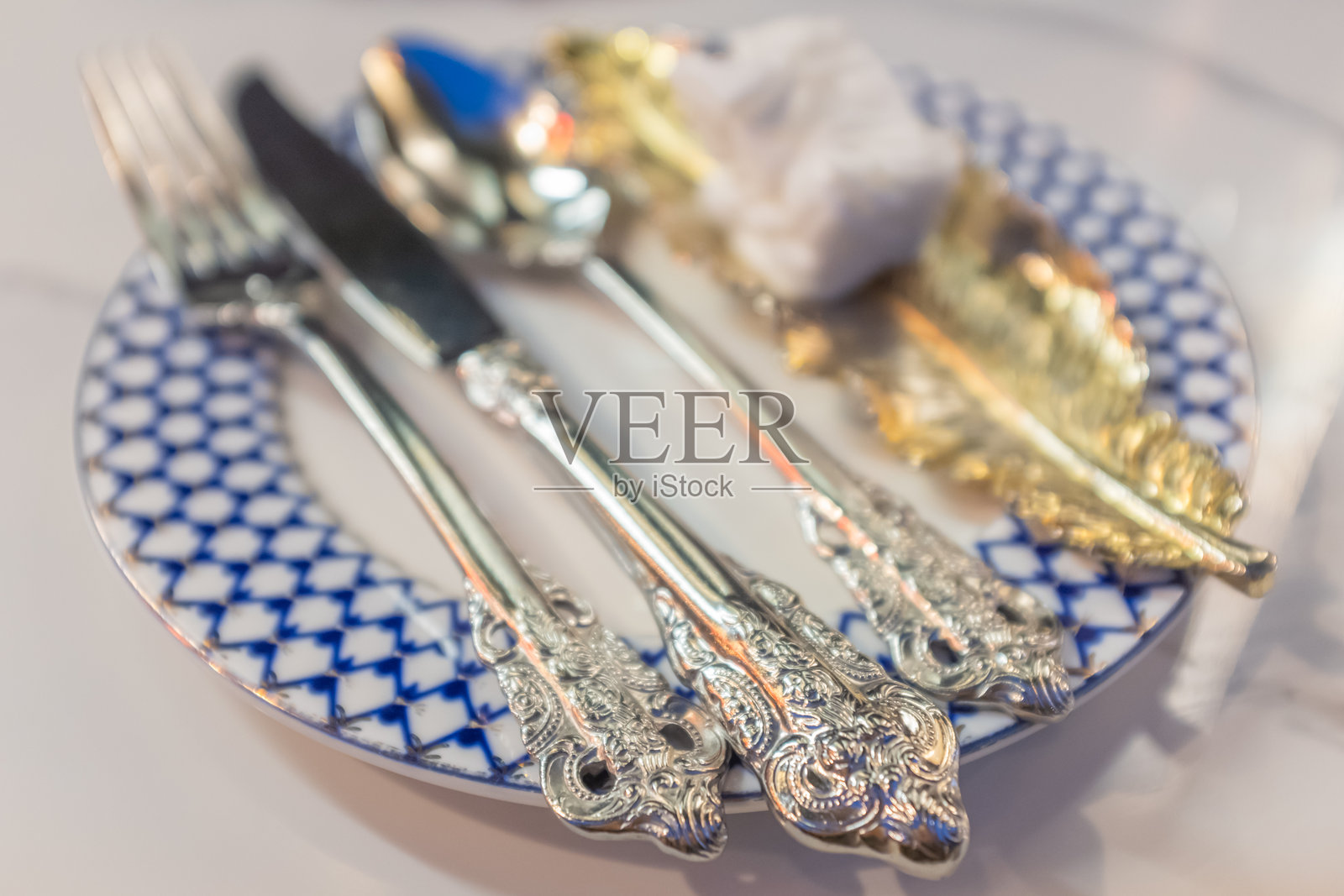 一套餐具:刀、叉、匙、盘子和餐巾照片摄影图片