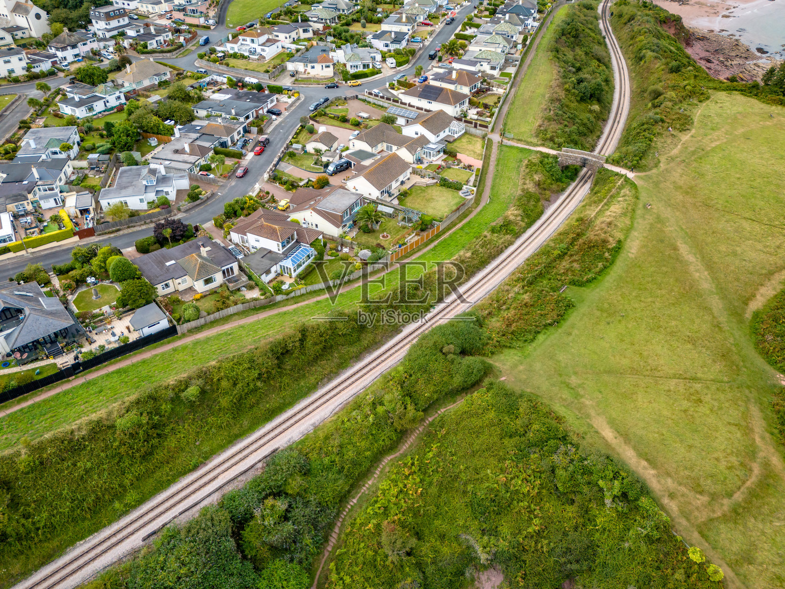 火车线路经过德康的牡蛎湾照片摄影图片
