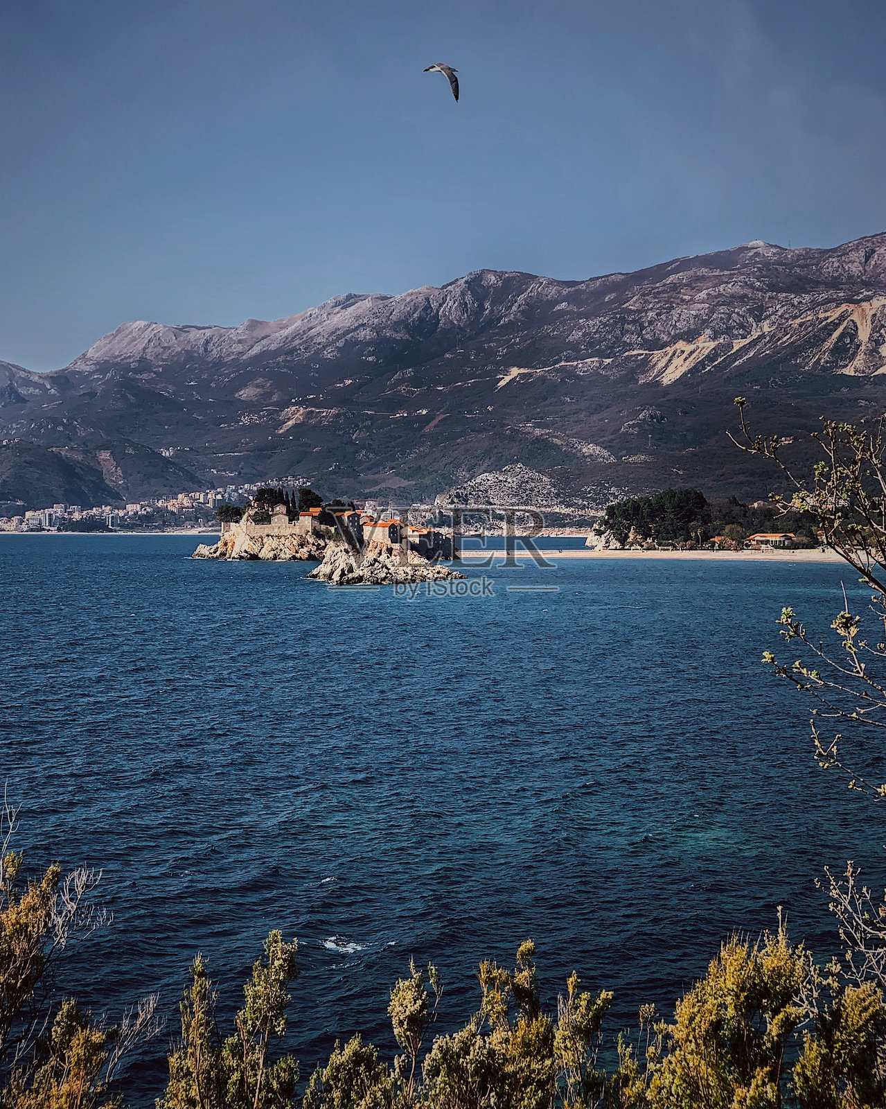 布德瓦的黑山亚得里亚海海岸。圣斯特凡岛的景色。照片摄影图片