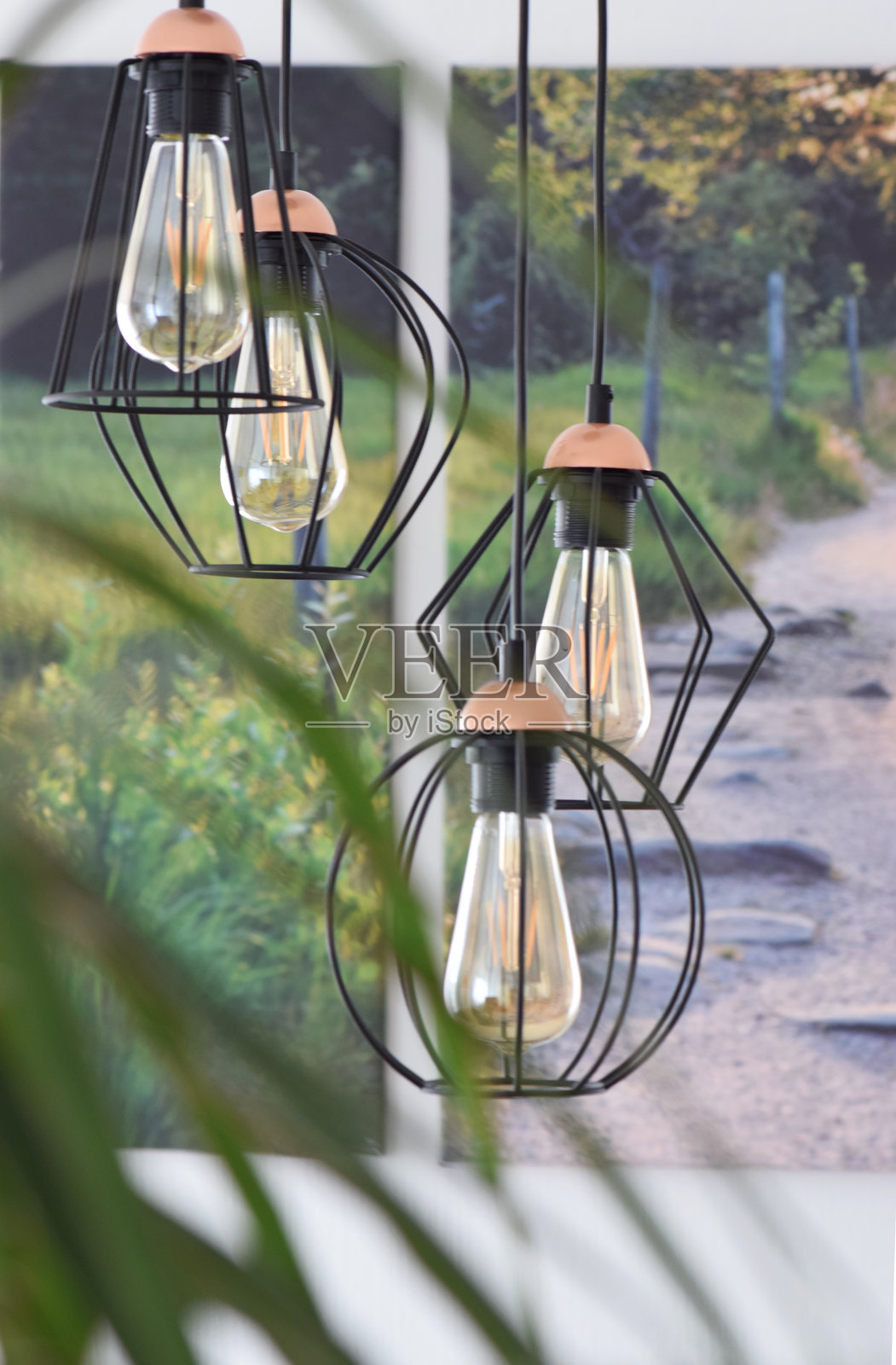 挂在家里的吊灯特写照片摄影图片