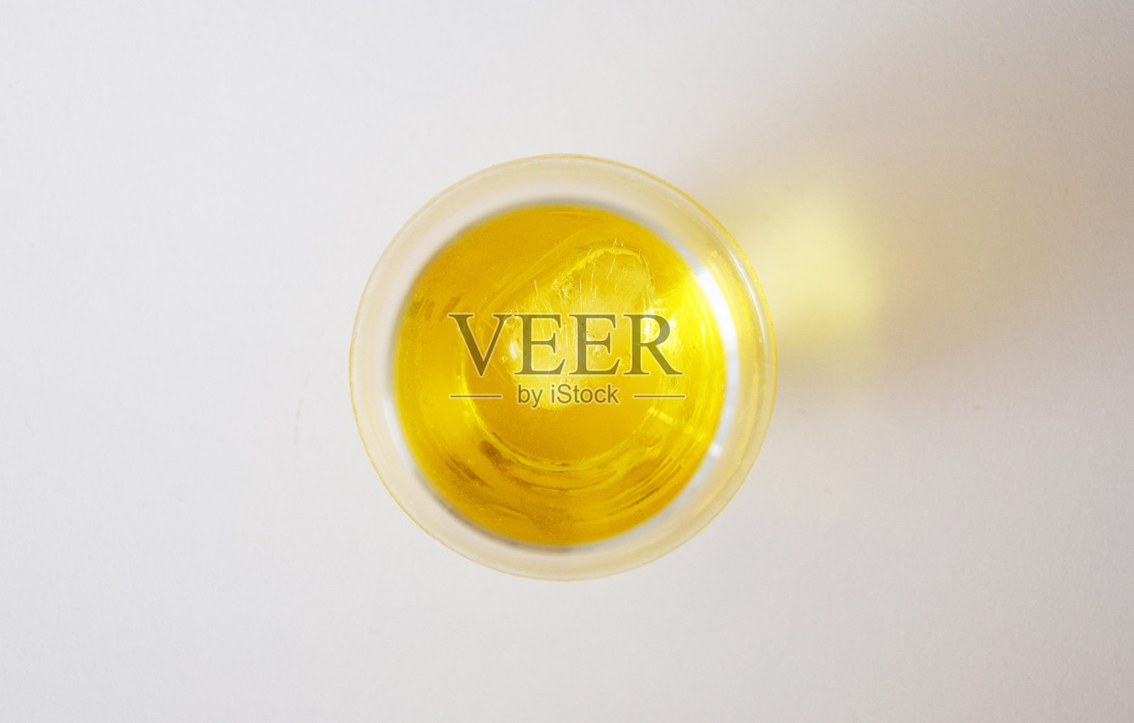 白色背景上酒杯的正上方视图照片摄影图片