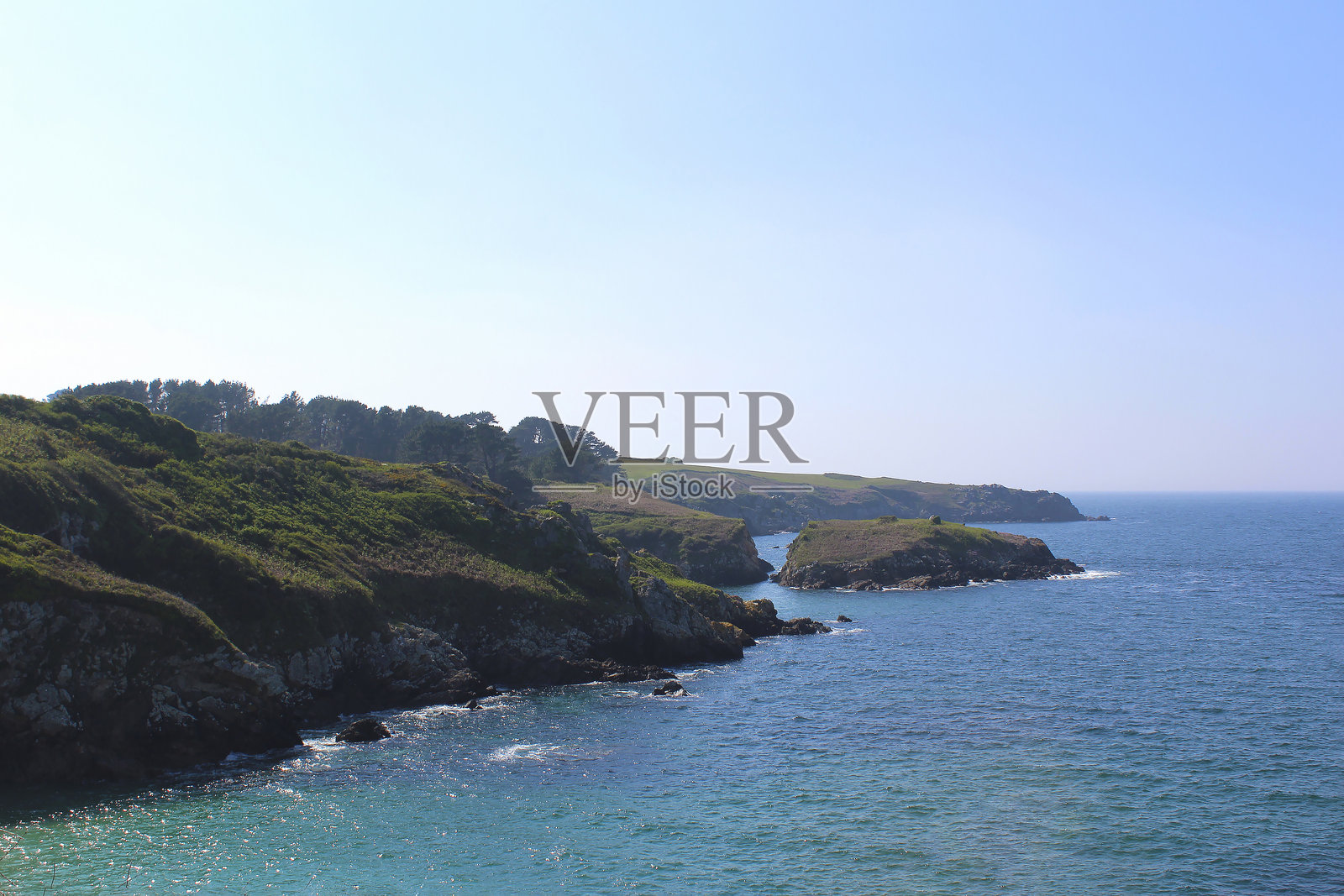 在一个晴朗的日子里，法国布列塔尼的菲尼斯特雷的Pors Peron海滩附近的海岸悬崖和入口照片摄影图片