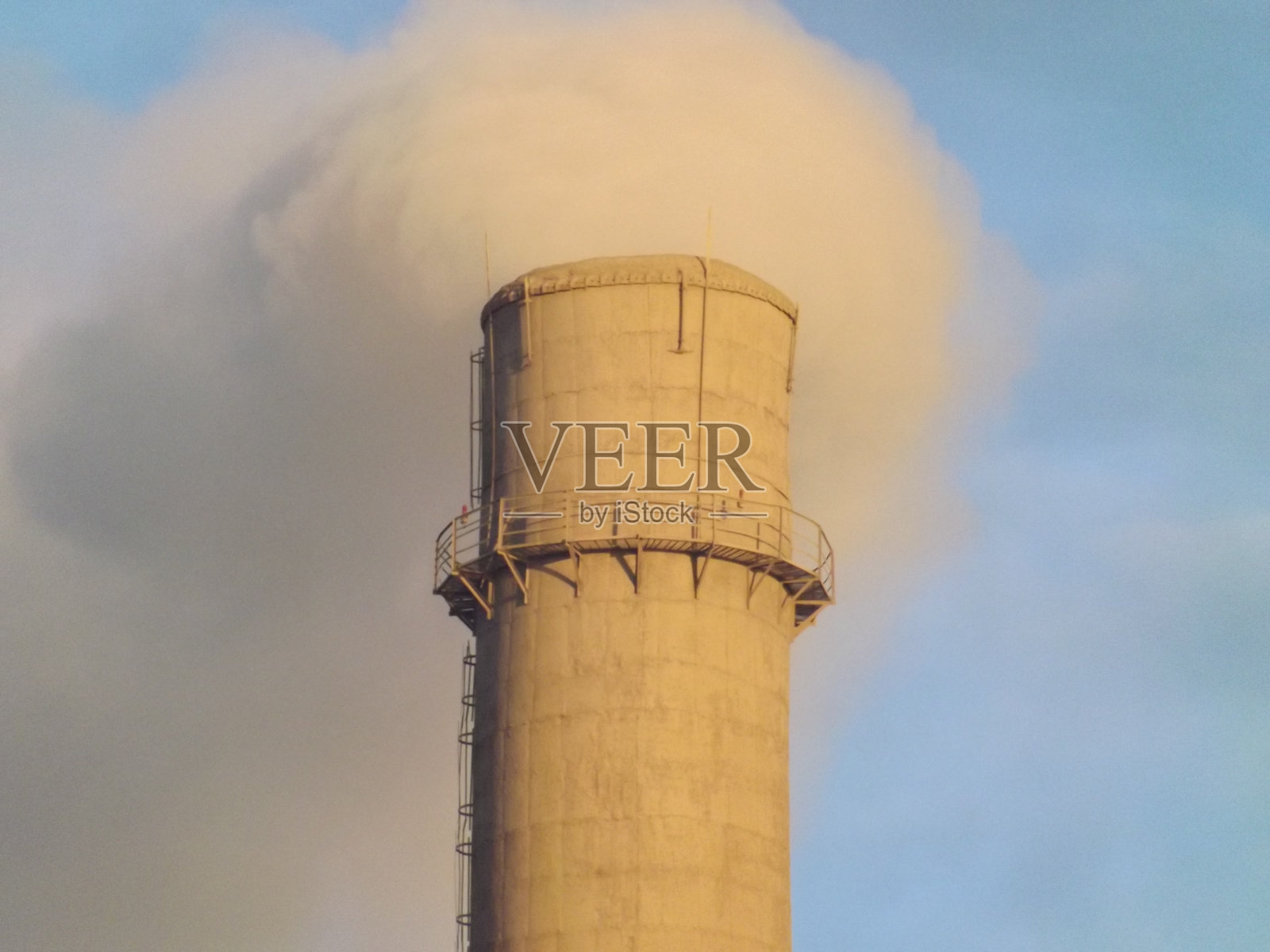 生态。有害物质排放到大气中。照片摄影图片