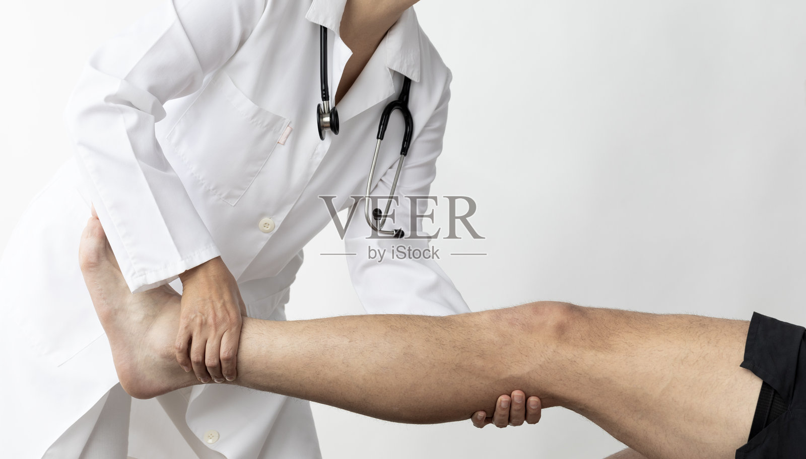 运动员接受物理治疗照片摄影图片