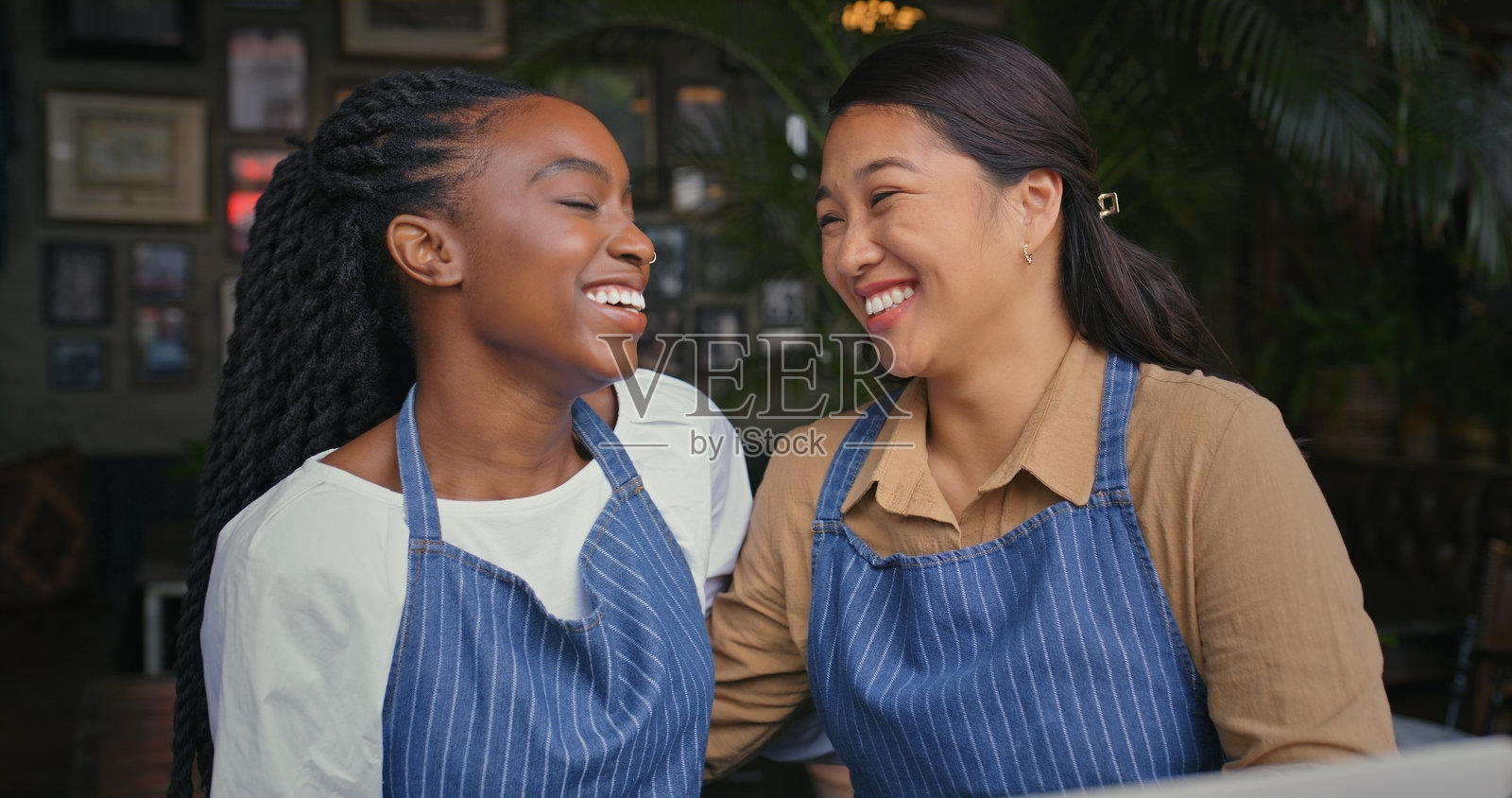 女性，微笑和服务员在咖啡馆支持小企业，合伙或创业。女性，咖啡师和自豪的行业，酒店或客户服务与幸福的工作照片摄影图片