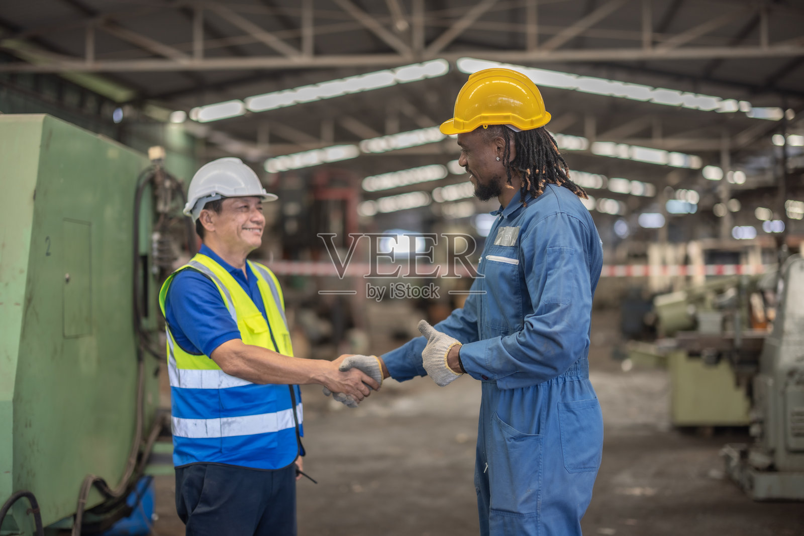 工业工人在工厂里握手照片摄影图片