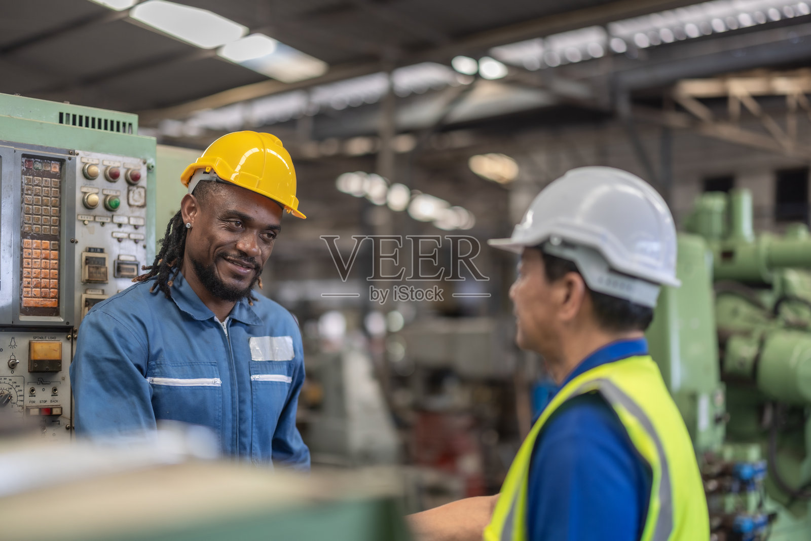 工业工人在工厂里握手照片摄影图片