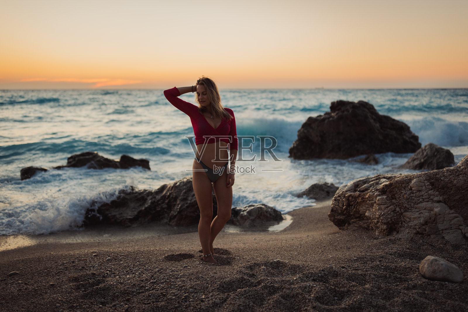 年轻女子在阳光明媚的夏日在海滩上享受一天照片摄影图片