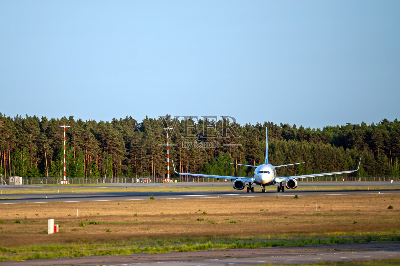瑞安航空的波音737-8AS (SP-RKF)降落在里加/RIX机场照片摄影图片