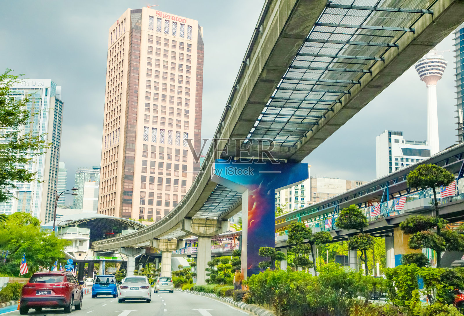 马来西亚吉隆坡的街道，驾车窗外的城市景色照片摄影图片
