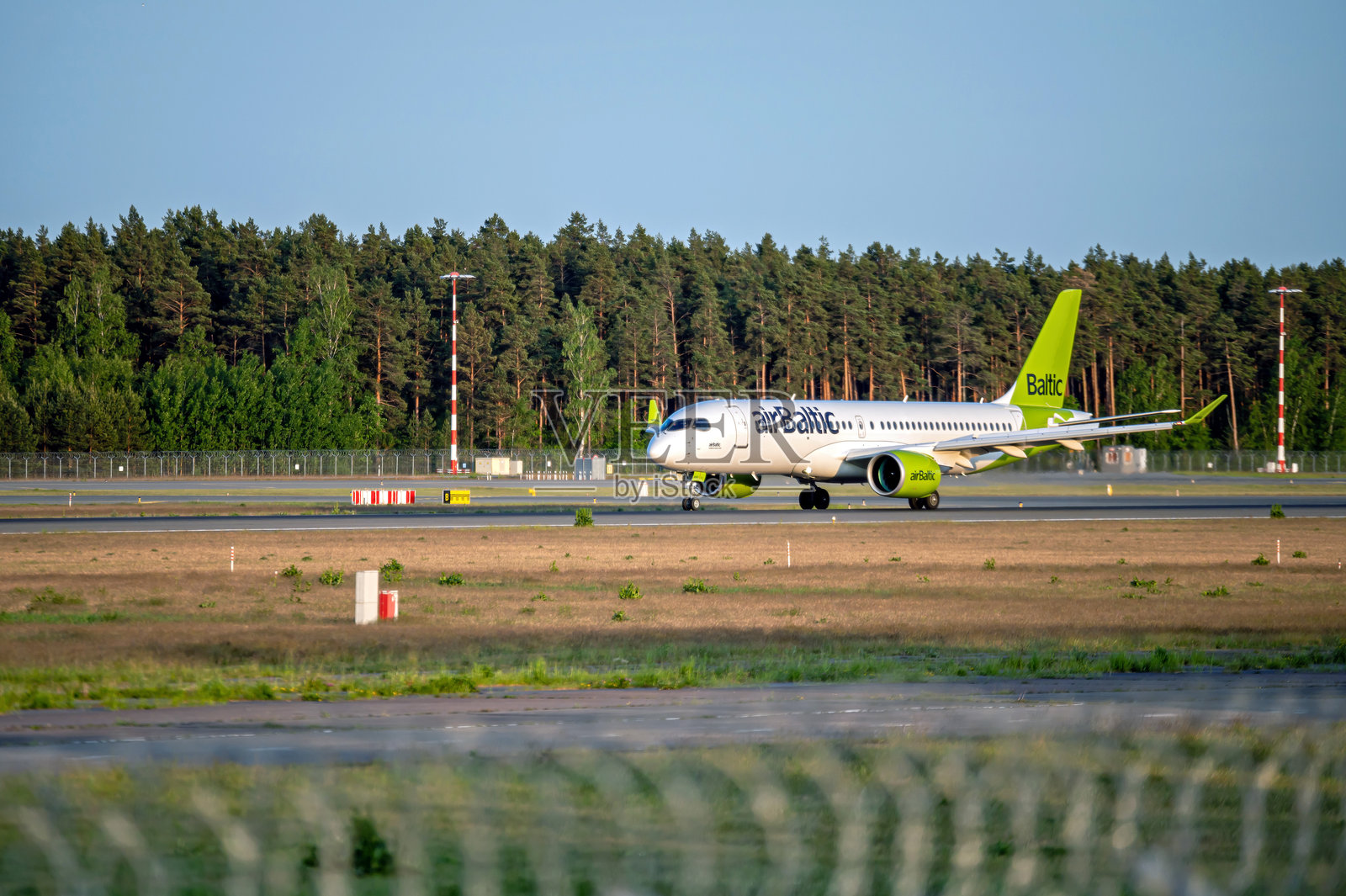 波罗的海航空公司空客A220-300 YL-AAS从RIX国际机场起飞照片摄影图片