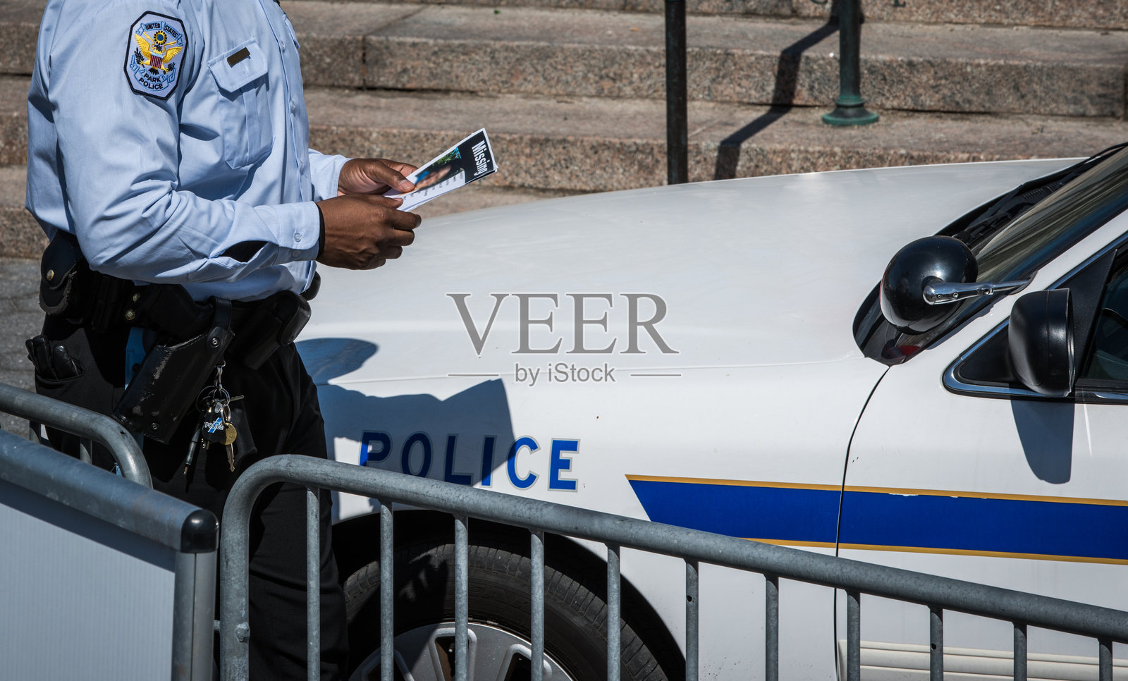 警察在寻找失踪的人照片摄影图片