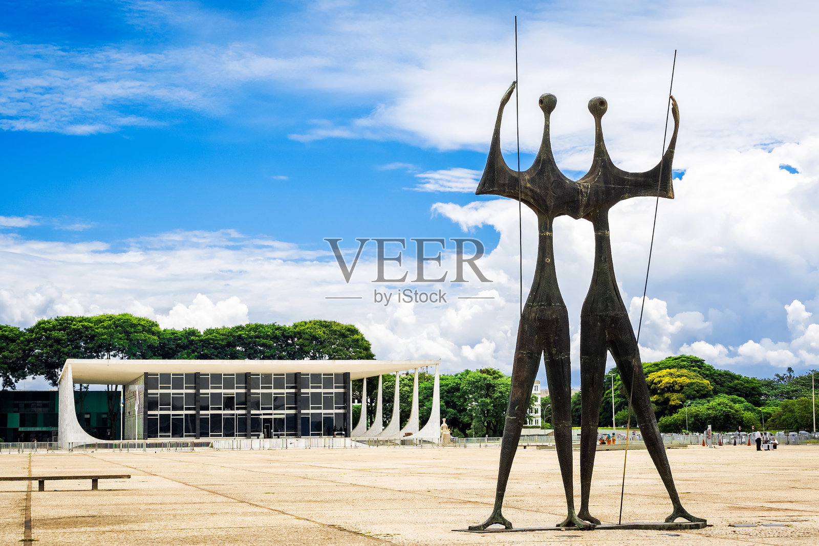 位于巴西首都巴西利亚的Dois Candangos纪念碑照片摄影图片