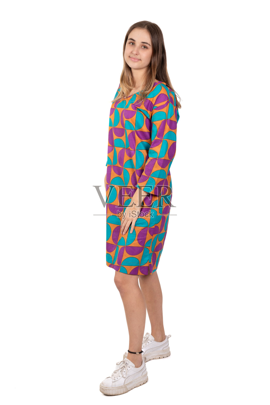 一名年轻女子身穿白色背景下的多色图案衬衫裙照片摄影图片