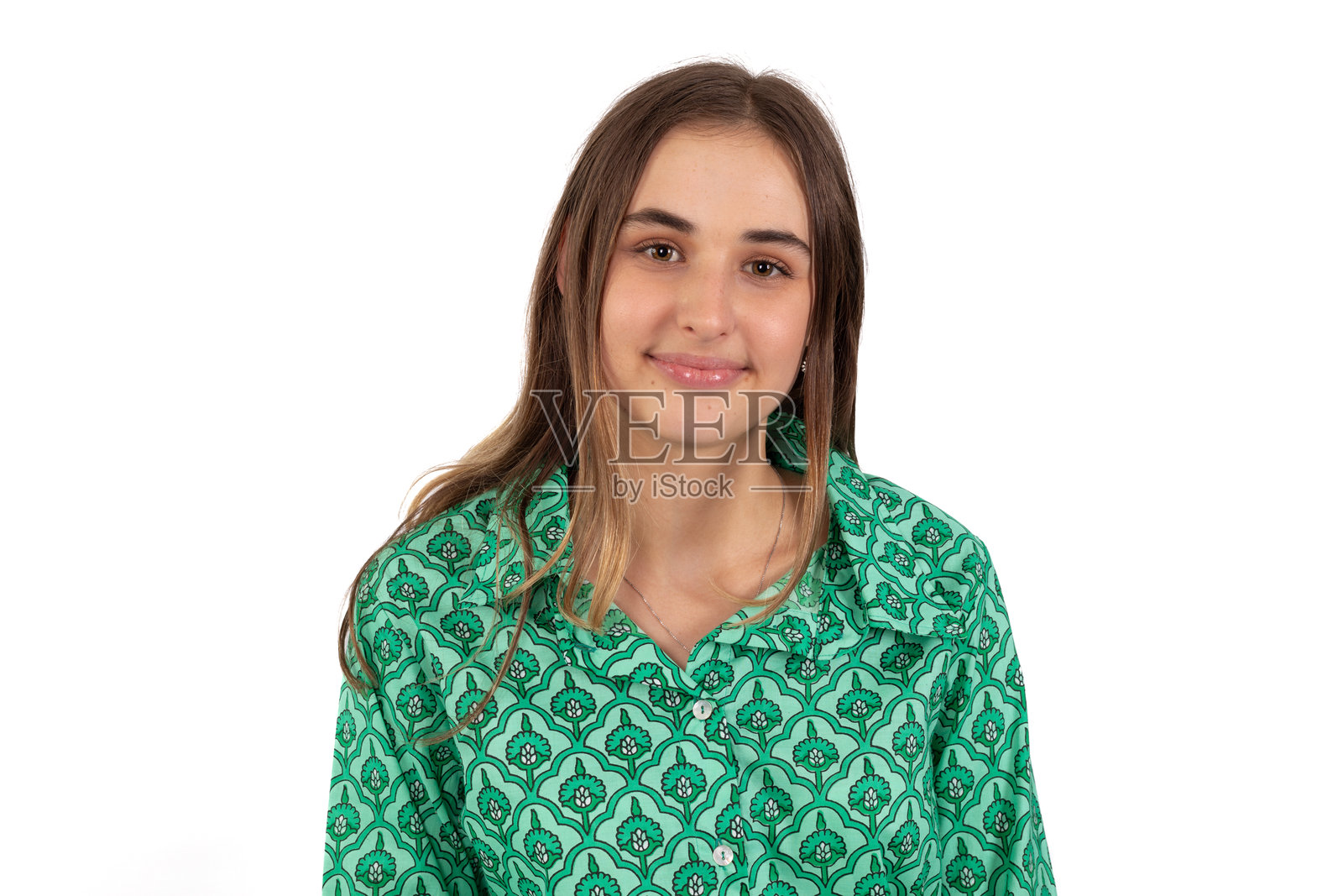 头部和肩部的年轻女子在白色背景下穿着亮绿色图案的衬衫照片摄影图片