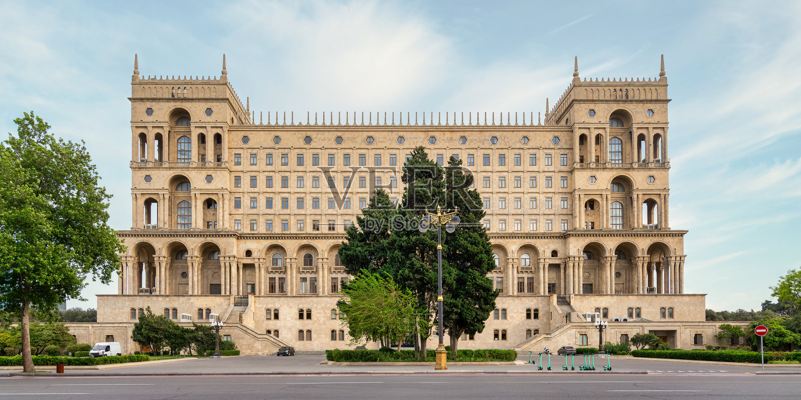 巴库阿塞拜疆政府宫殿的宏伟立面，展示了优雅的建筑照片摄影图片