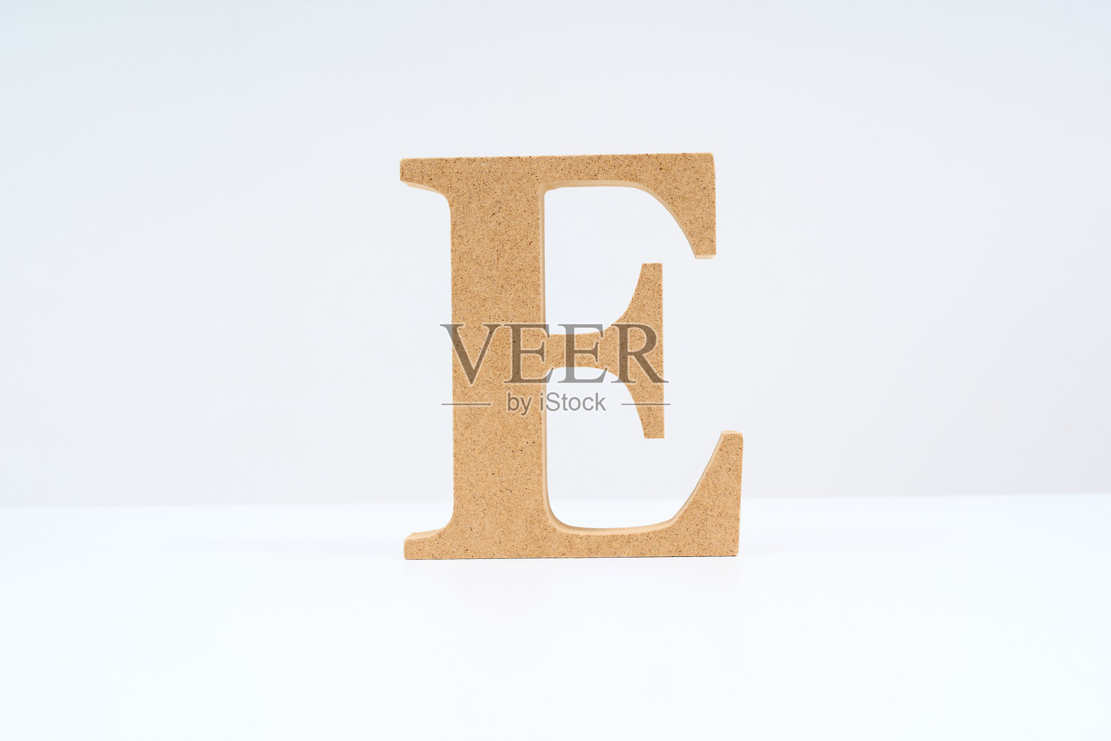 手工制作的字母“E”木块照片摄影图片