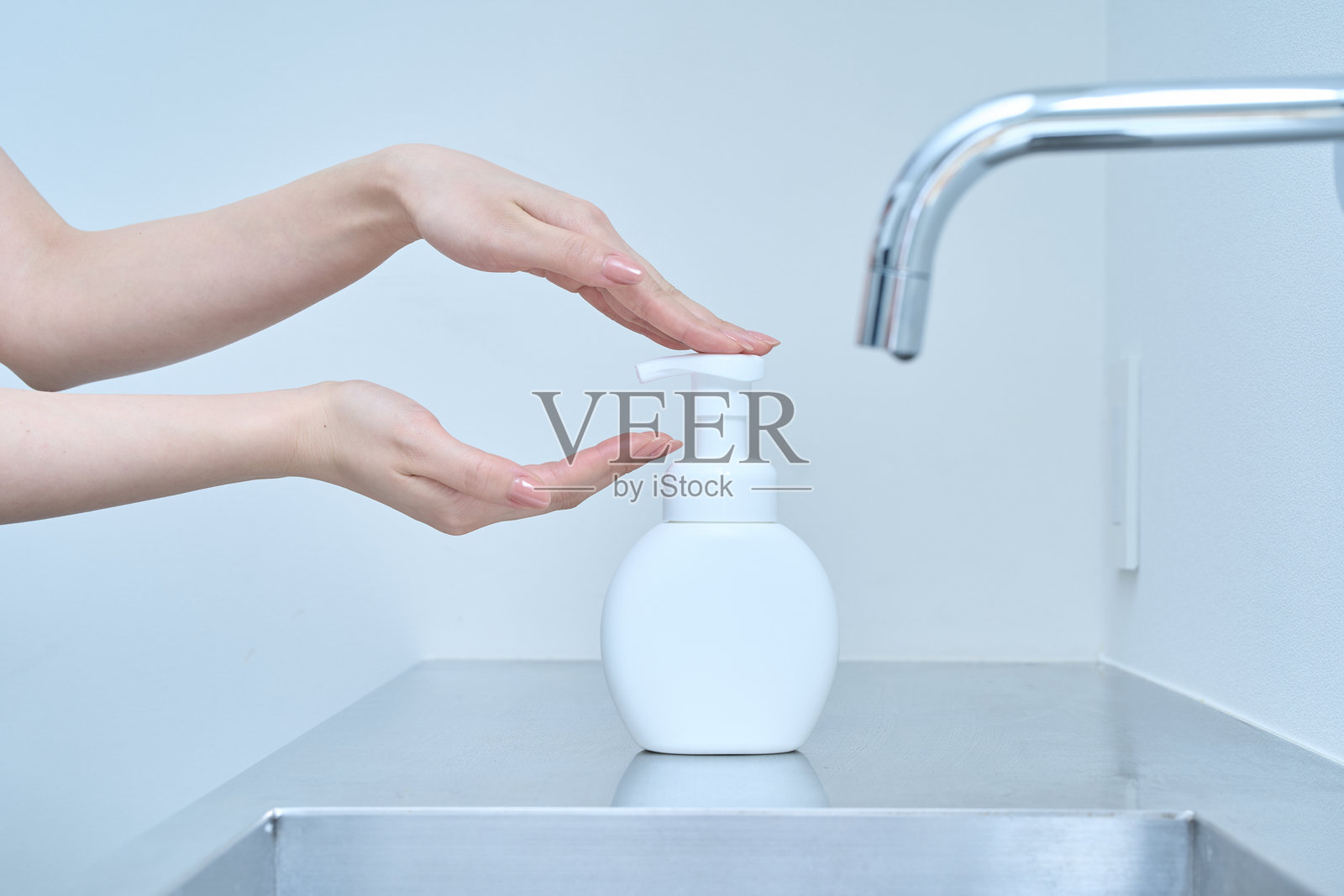 一位女士用洗手液洗手照片摄影图片