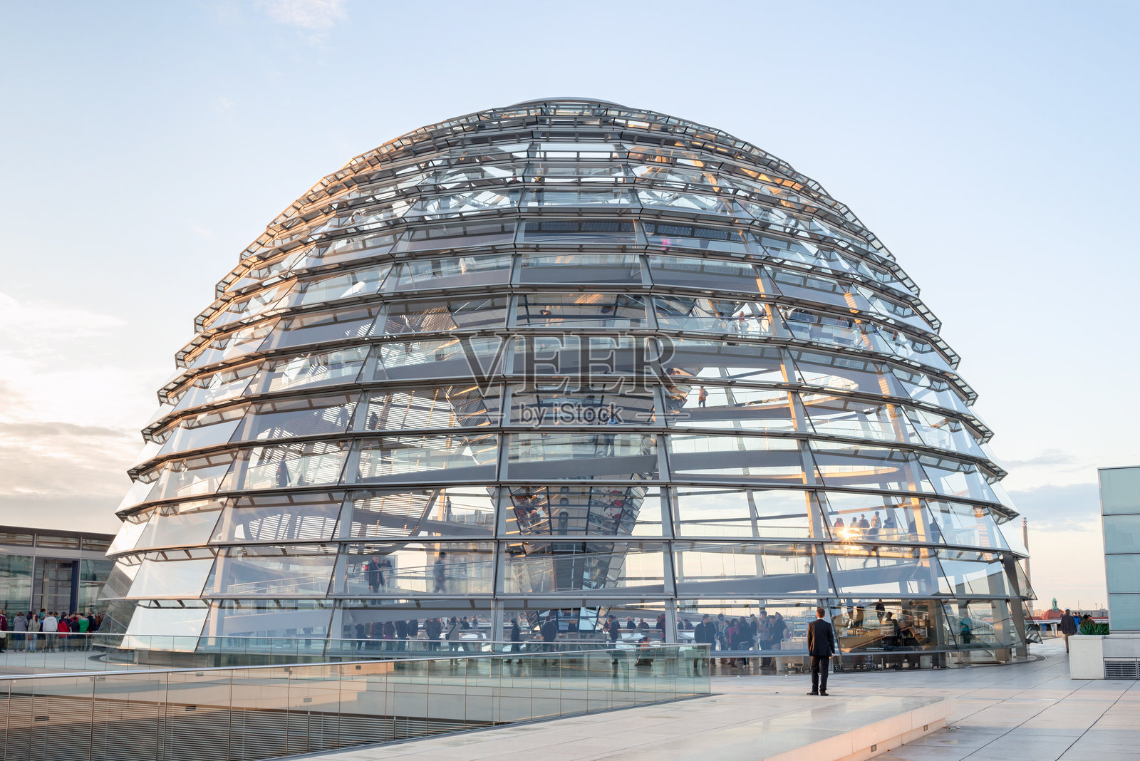 参观柏林国会大厦的圆顶照片摄影图片