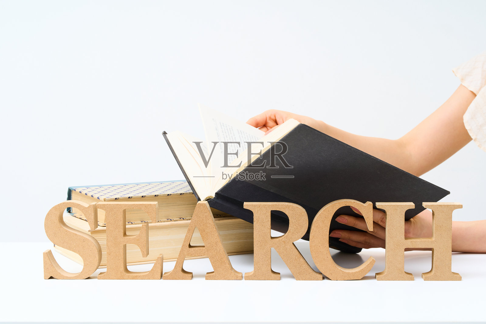 排列有“SEARCH”字样的木制字母块照片摄影图片