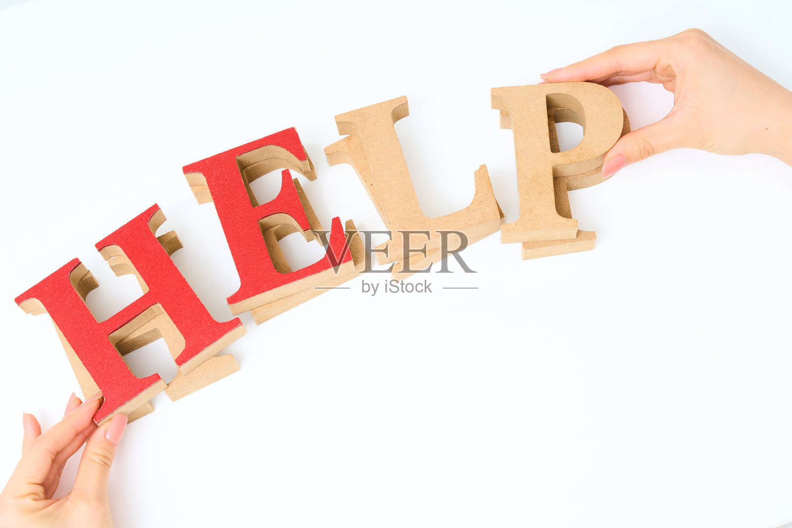 排列有“HELP”字样的木制字母块照片摄影图片