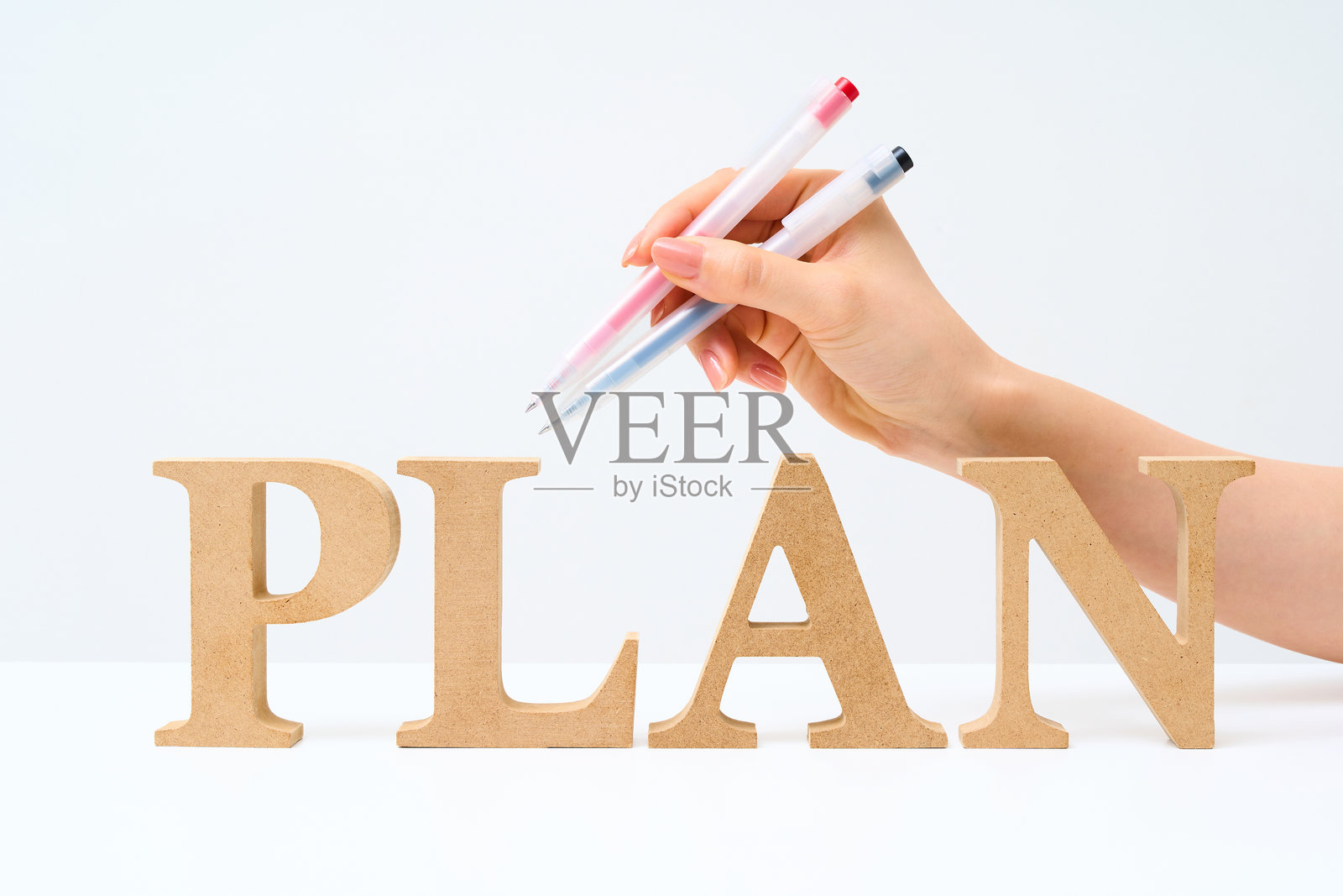 木制字母积木，上面排列着“PLAN”这个词照片摄影图片