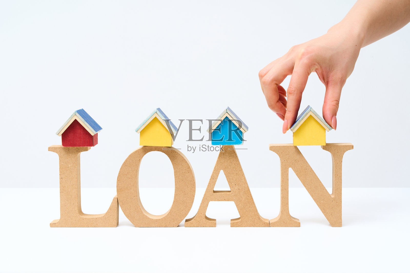 排列有“LOAN”字样的木制字母块照片摄影图片