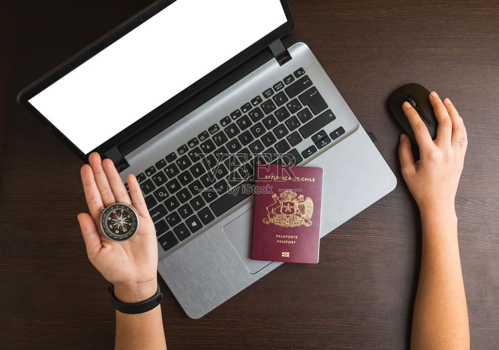 在桌子上使用手机的人的高角度视图照片摄影图片