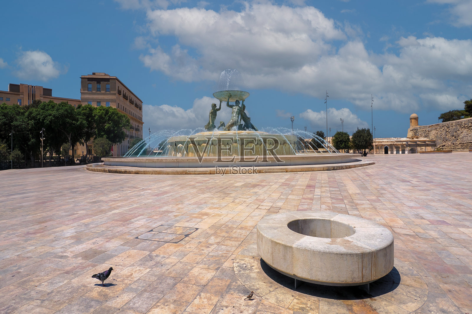 2024年7月，马耳他瓦莱塔的特里顿喷泉，游客经常光顾的地方照片摄影图片