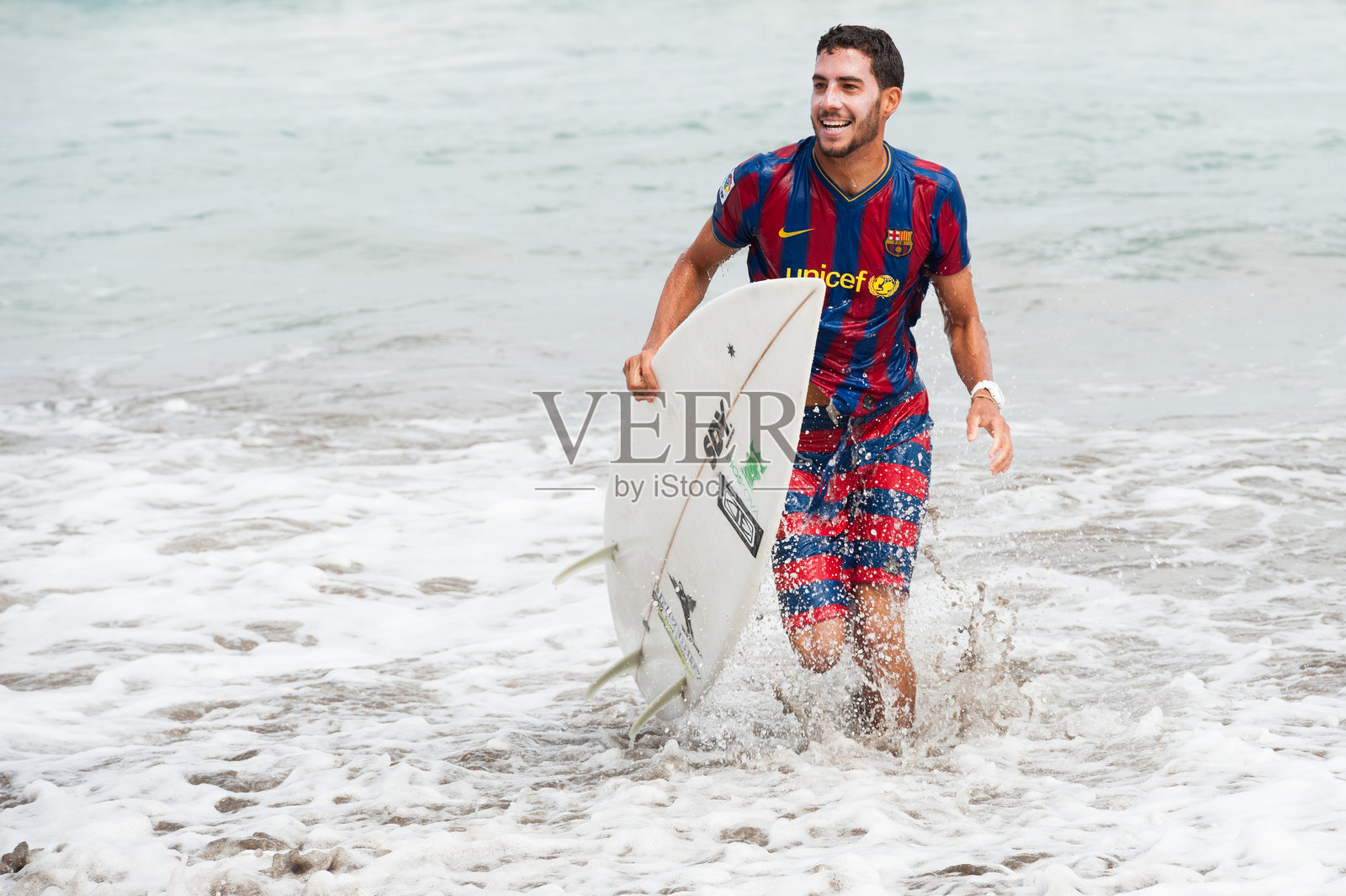 冲浪者对巴塞罗那和皇家马德里表示支持照片摄影图片