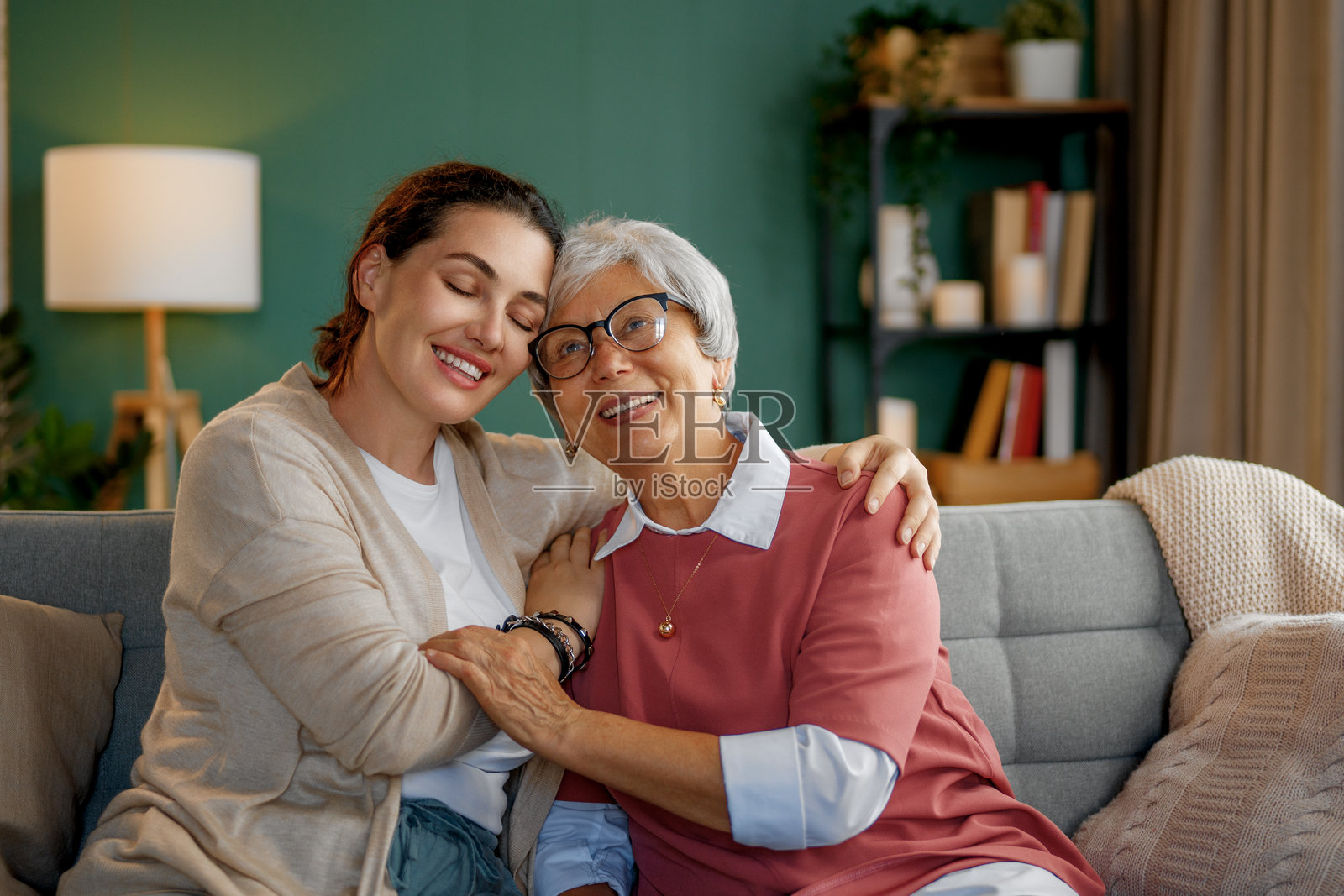 母亲和她成年的女儿照片摄影图片