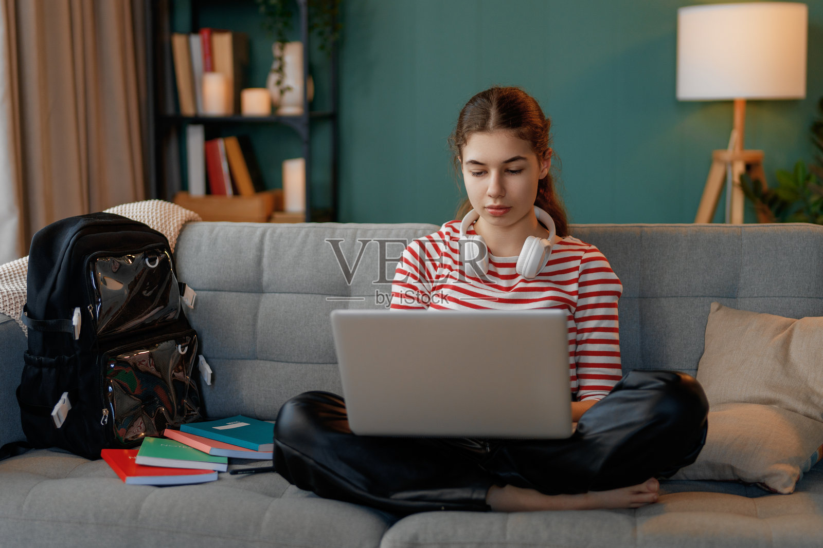 做作业的女孩照片摄影图片