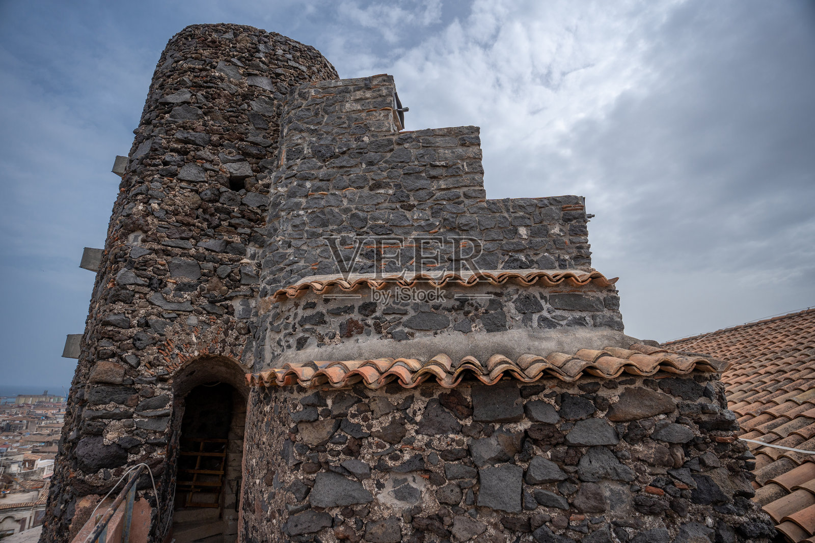 意大利，卡塔尼亚——2024年5月18日:圣尼科洛教堂顶部观景台上的塔。照片摄影图片