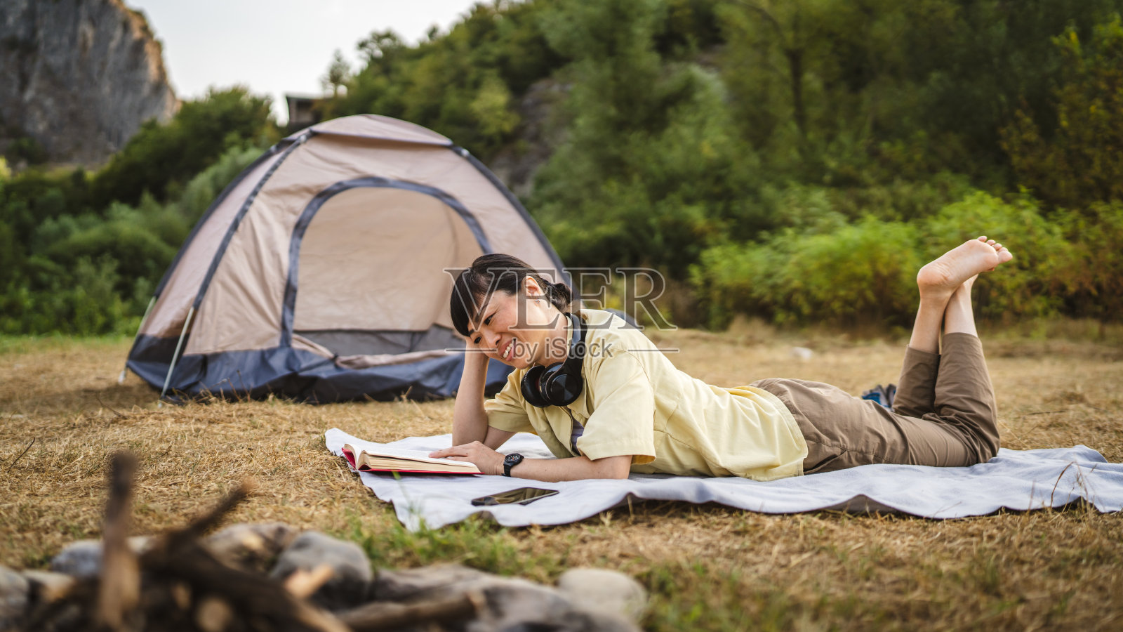 一个成熟的日本女人躺在地上看书照片摄影图片