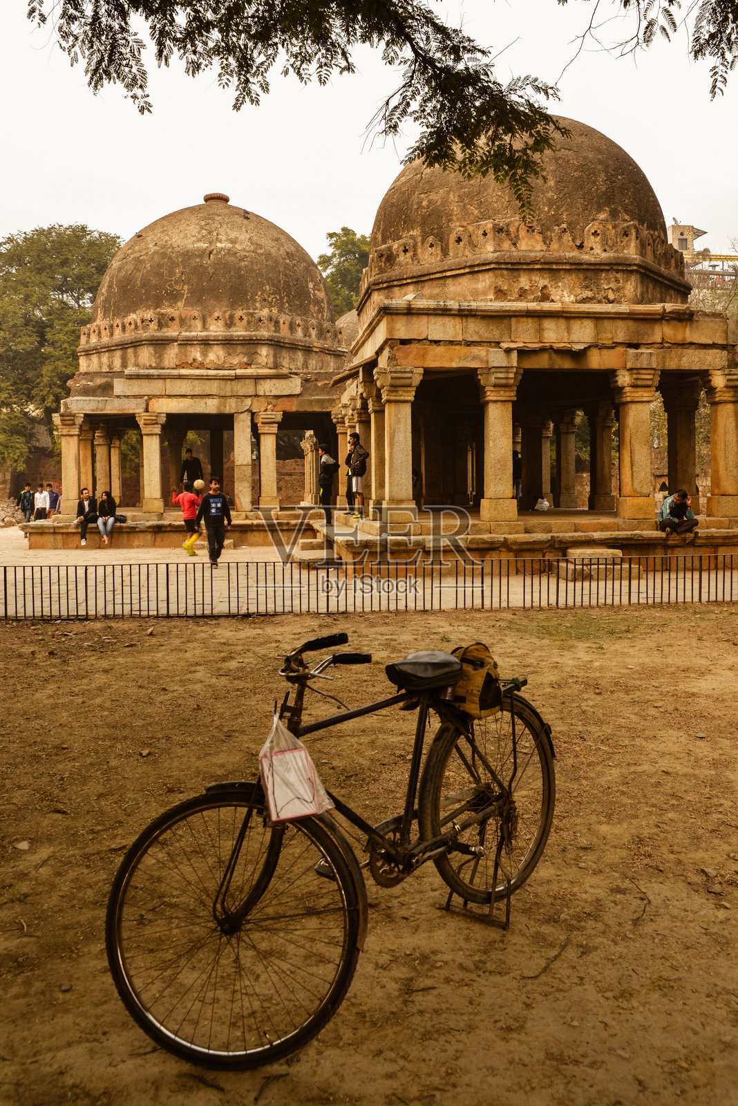 印度德里，豪兹哈斯历史悠久的圆顶墓前的自行车照片摄影图片