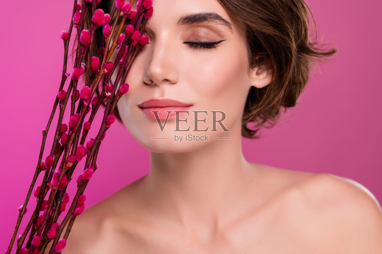 照片中梦幻的女孩肩膀享受柳树束空的空间孤立的霓虹粉色背景照片摄影图片