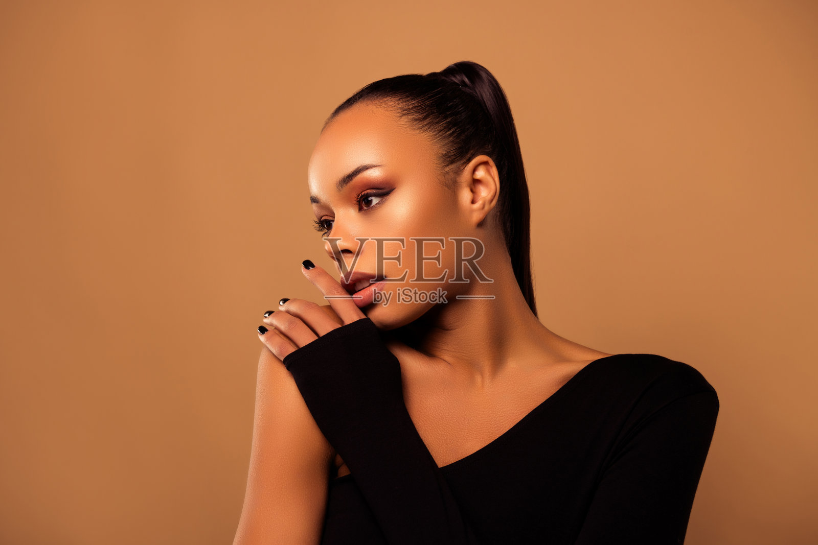 女子孤立的米色背景的照片照片摄影图片