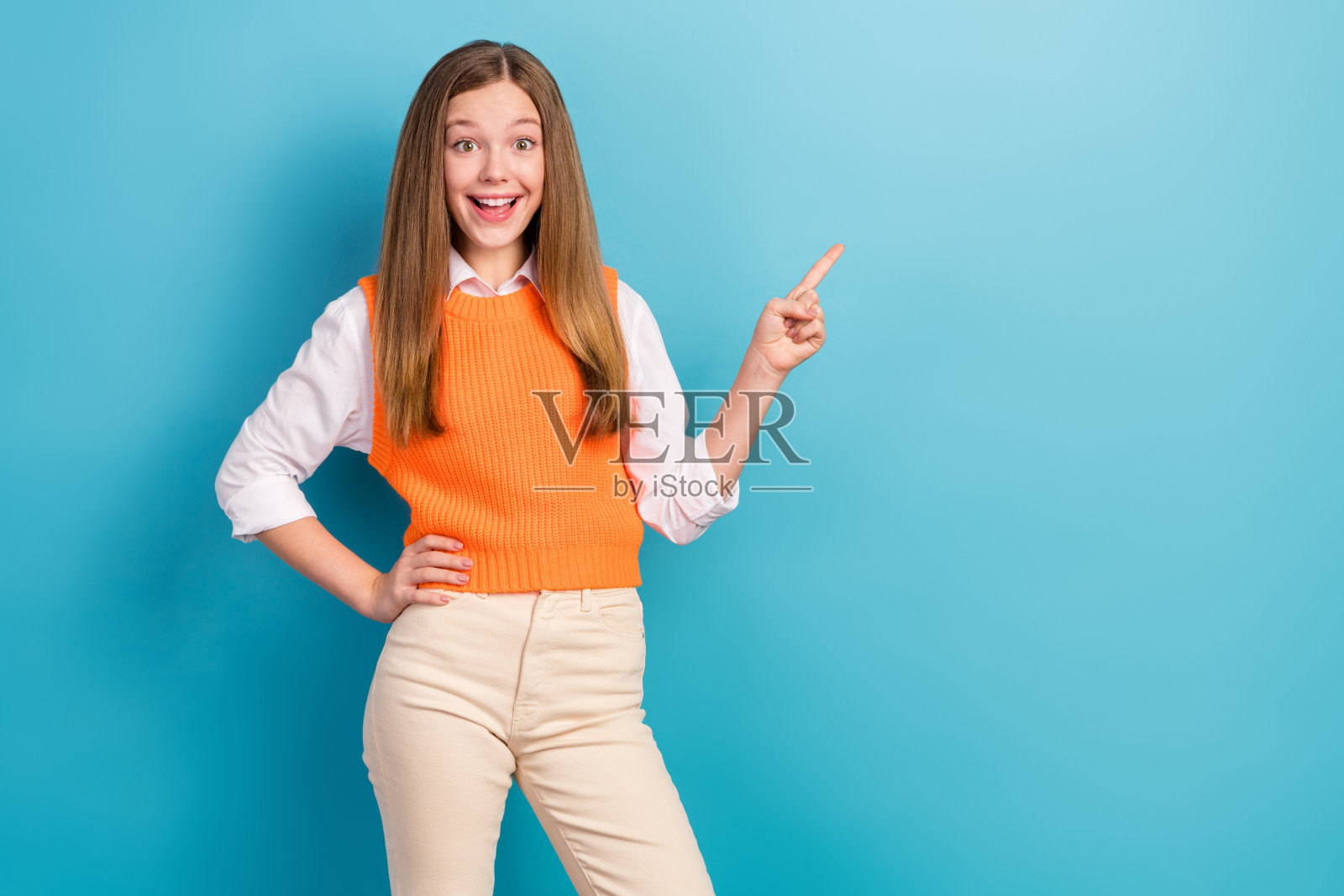 照片积极有趣的女孩牙齿微笑直接手指空白空间提供孤立的蓝色背景照片摄影图片