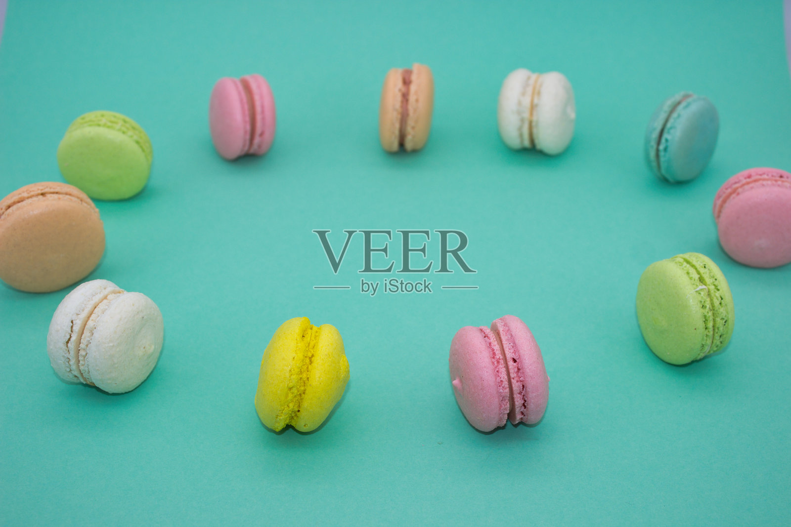 圆形排列的充满活力的马卡龙照片摄影图片