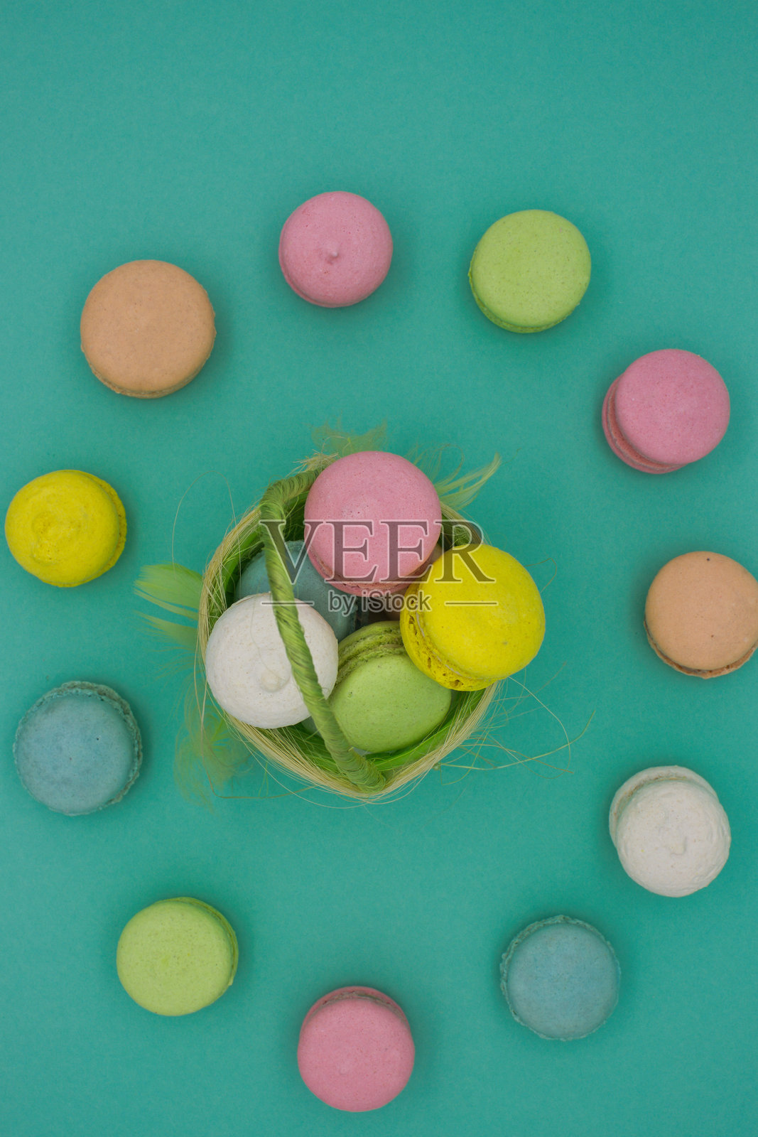 篮子里的马卡龙俯视图照片摄影图片