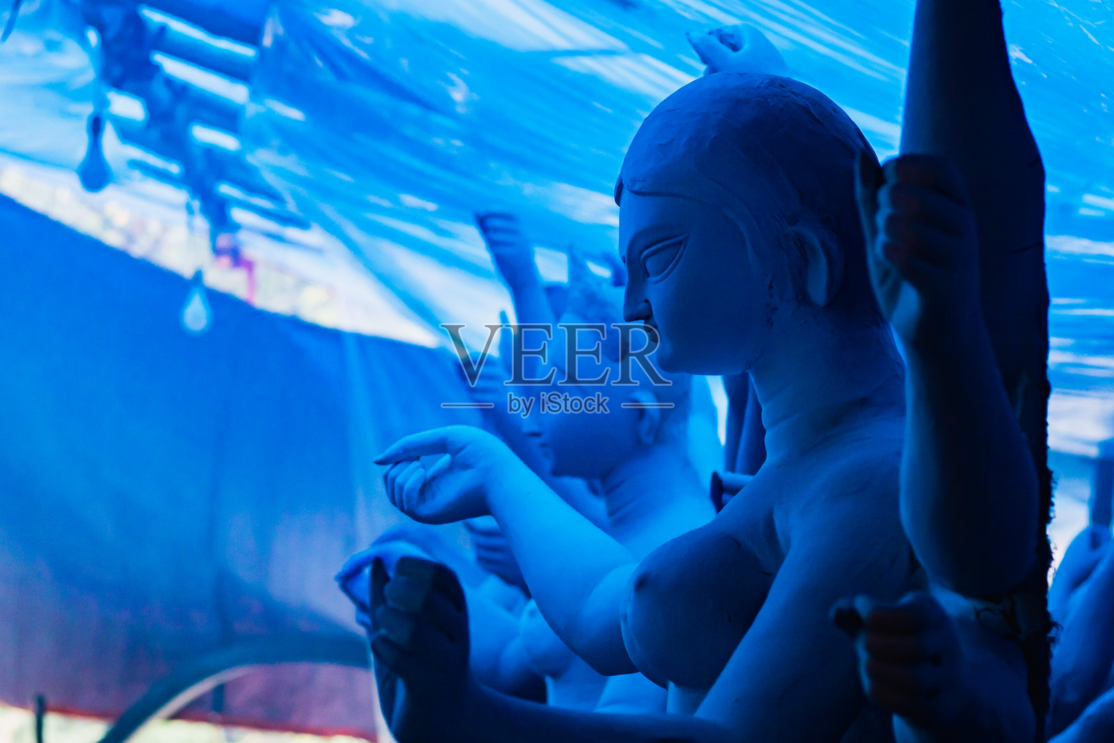 杜尔加普贾节上的杜尔加女神神像。这个偶像是用粘土做的。照片摄影图片