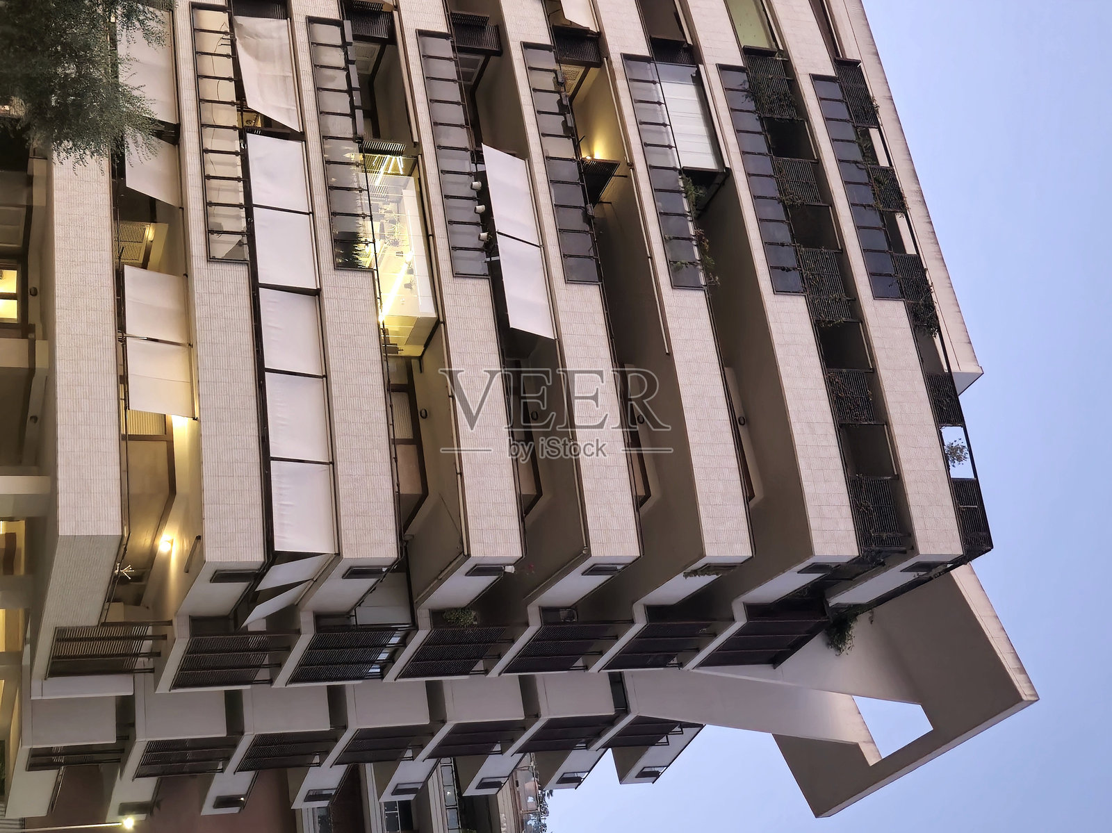 黄昏的现代建筑照片摄影图片