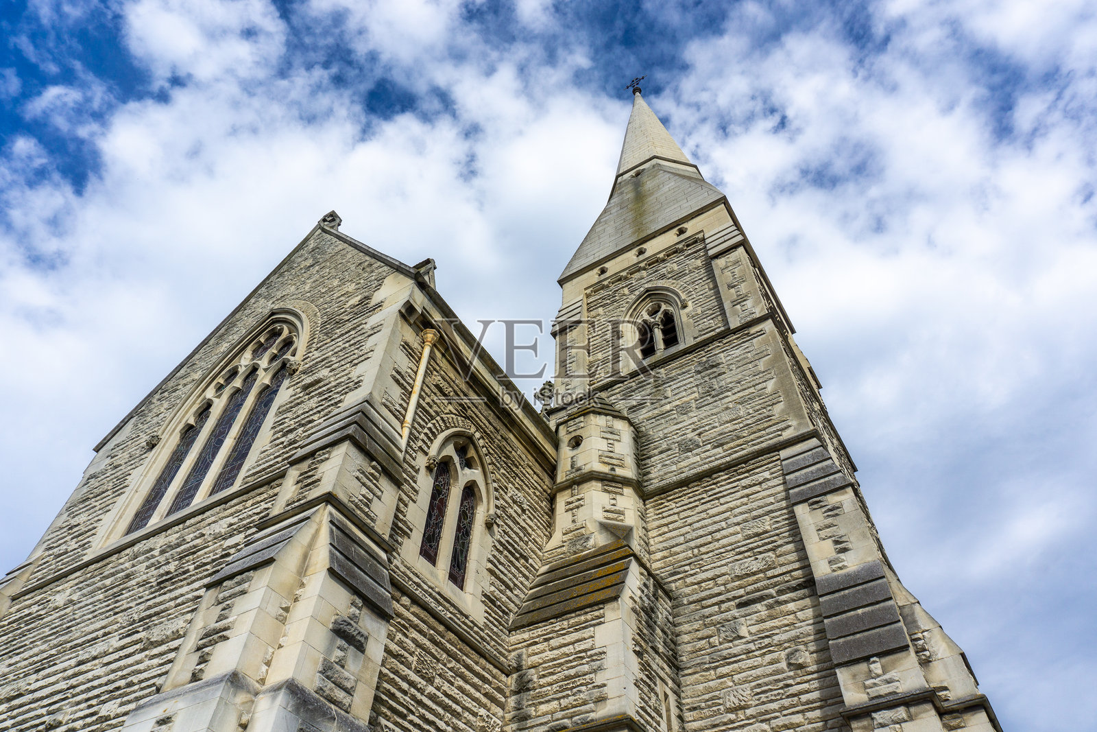 新西兰南岛达尼丁火车站和奥马鲁是维多利亚式建筑的奇迹，建于1906年，哥特式建筑，19世纪建筑，教堂塔楼和云照片摄影图片