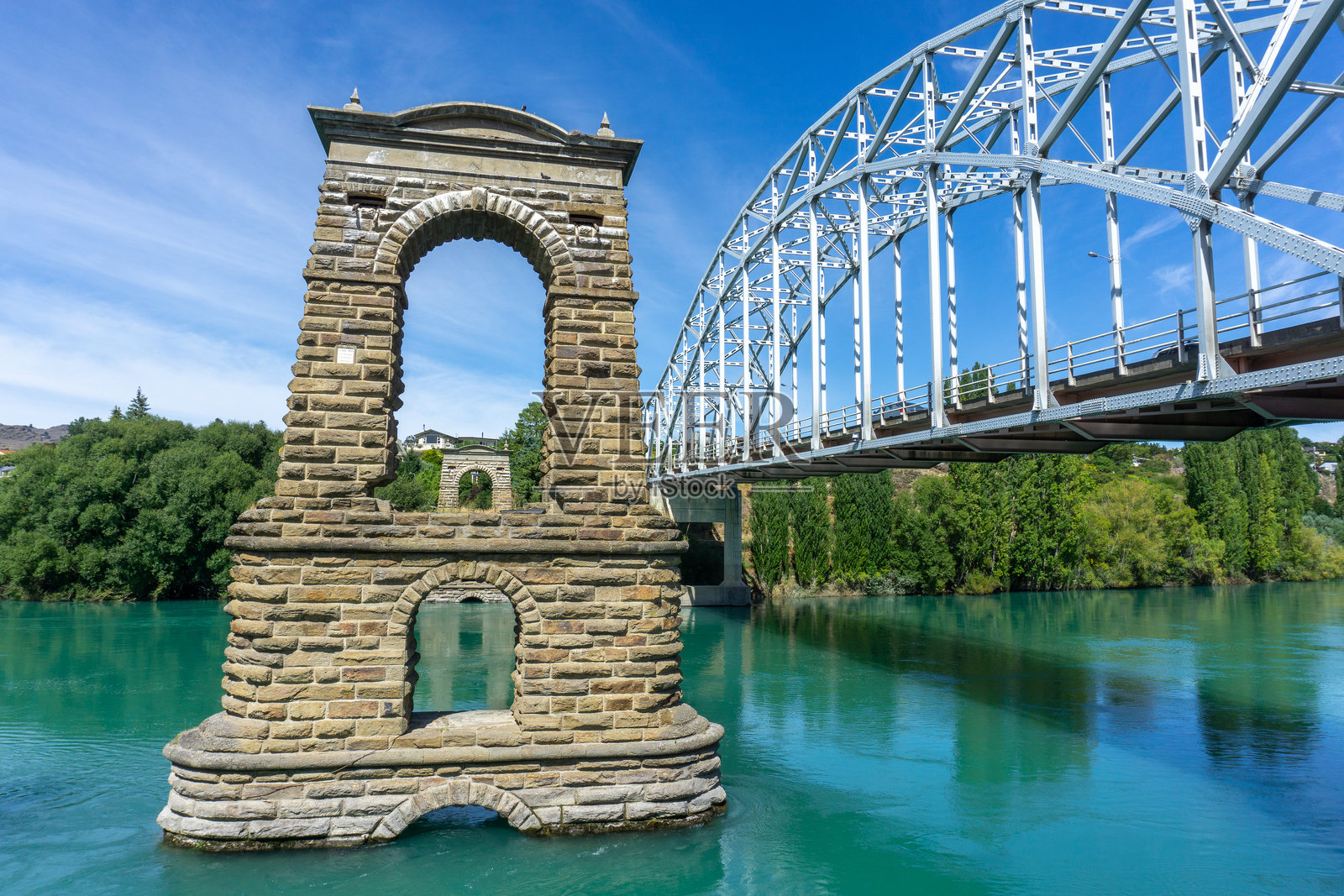 新西兰亚历山德拉的克鲁萨河上历史悠久的桥梁遗址，蓝色的海水和郁郁葱葱的绿色风景如画，非常适合自然爱好者和摄影师探索奥塔哥的心脏皇后镇照片摄影图片