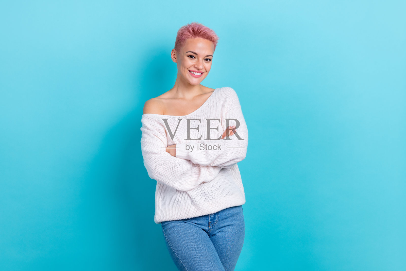 照片中可爱温柔的女士穿着白色舒适的衣服手臂交叉好心情孤立在蓝色的背景照片摄影图片